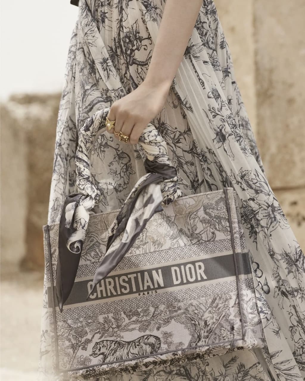 Круизная коллекция Dior в фирменном бутике бренда
