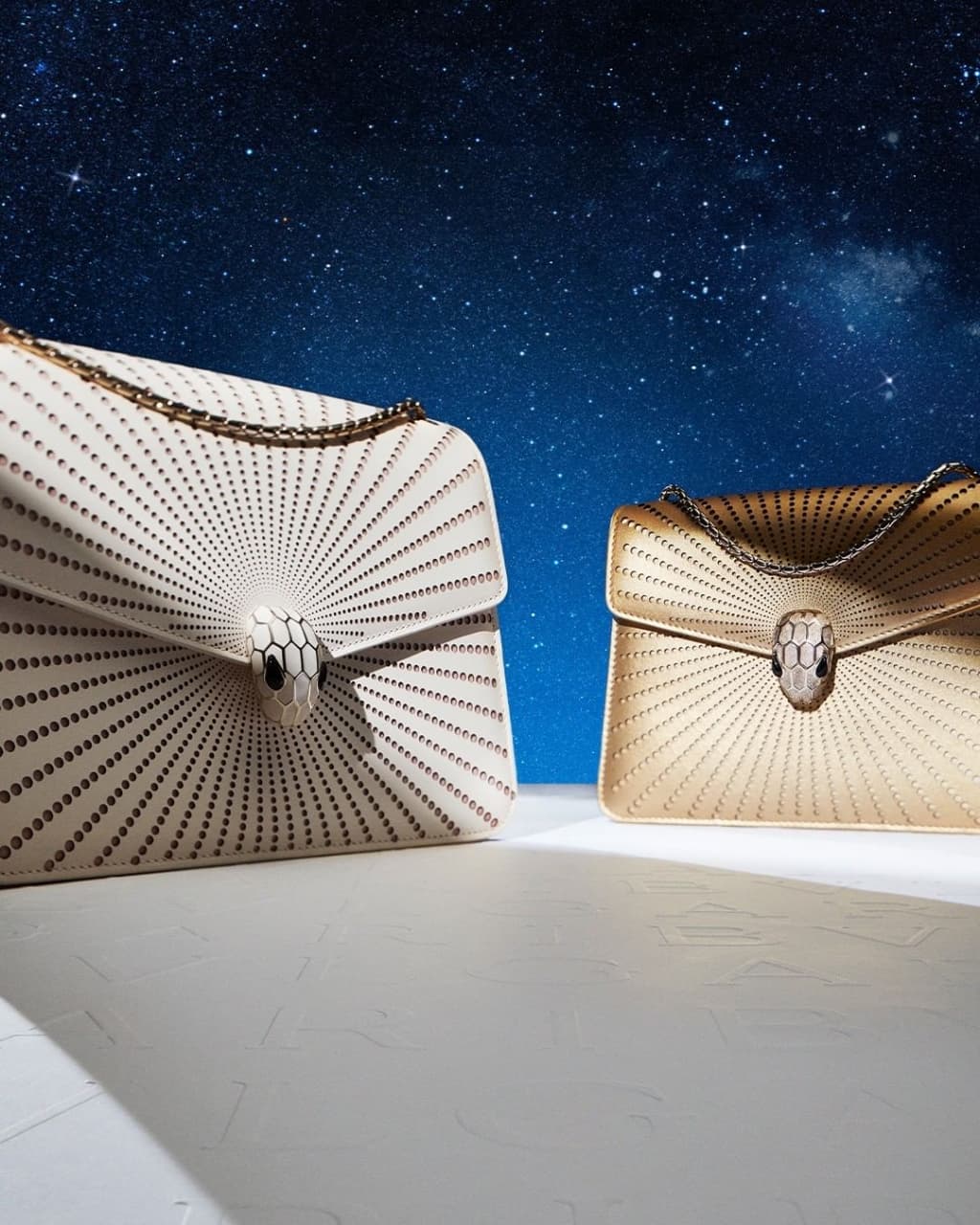 Дженнифер Лопез и Эмма Робертс с сумочками BVLGARI