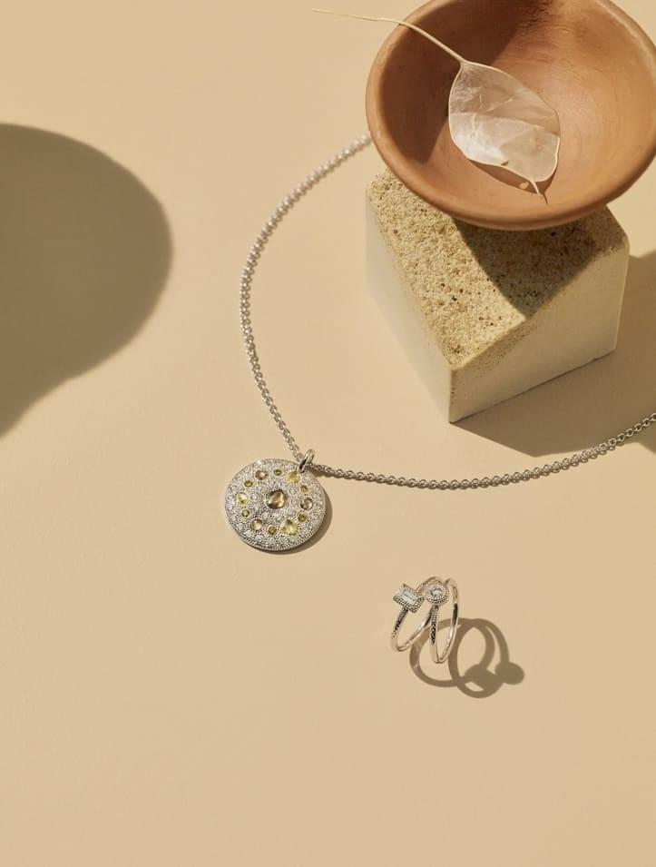 Сезонные обновления в классических коллекециях De Beers