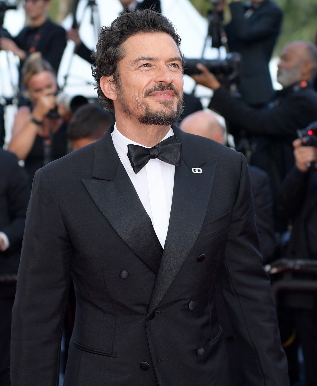 Орландо Блум дополнил свой образ брошью Messika