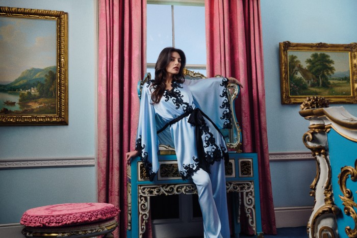 Атмосфера праздника и подарки при покупке в бутике Agent Provocateur