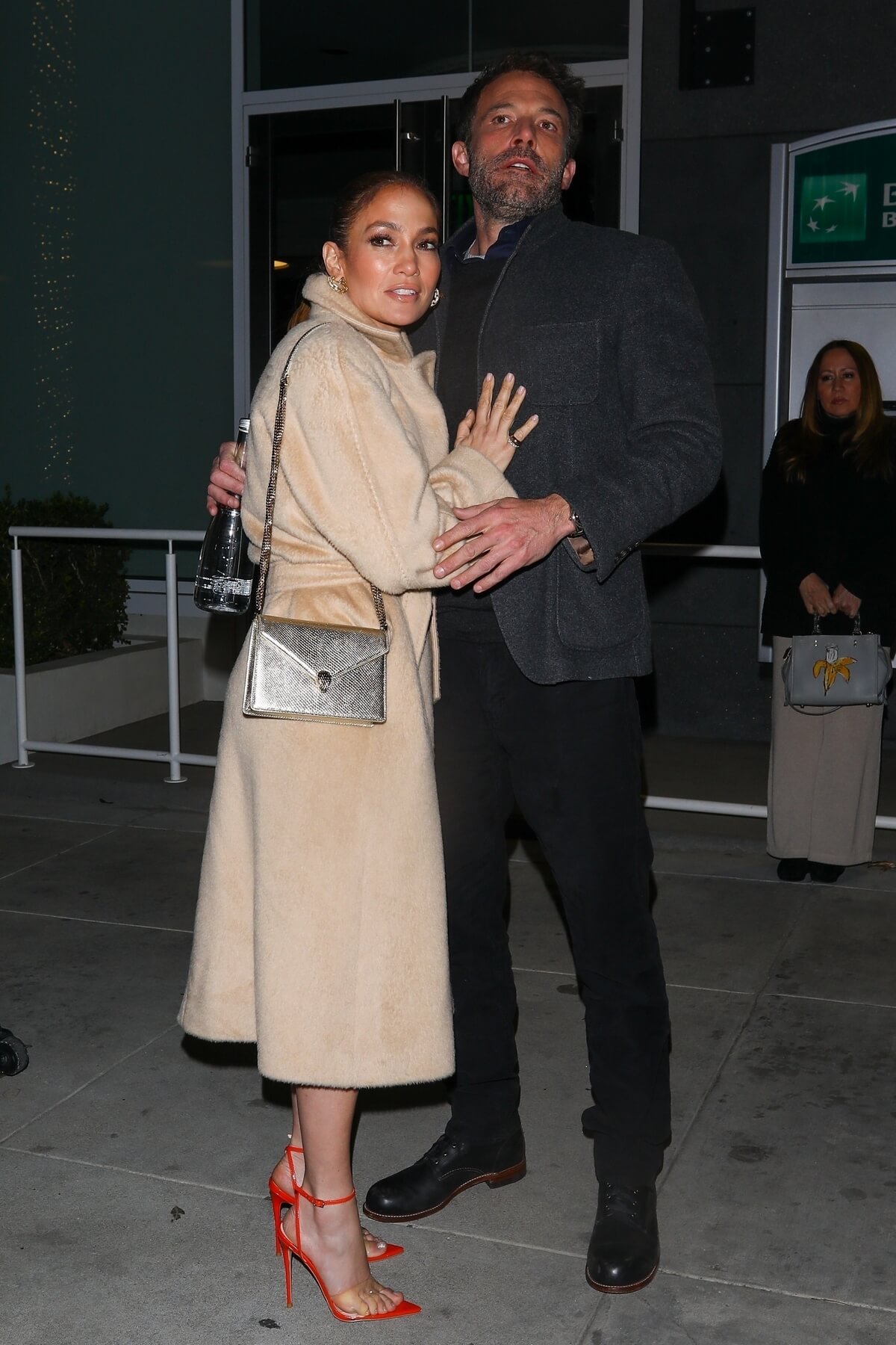 Дженнифер Лопез и Эмма Робертс с сумочками BVLGARI