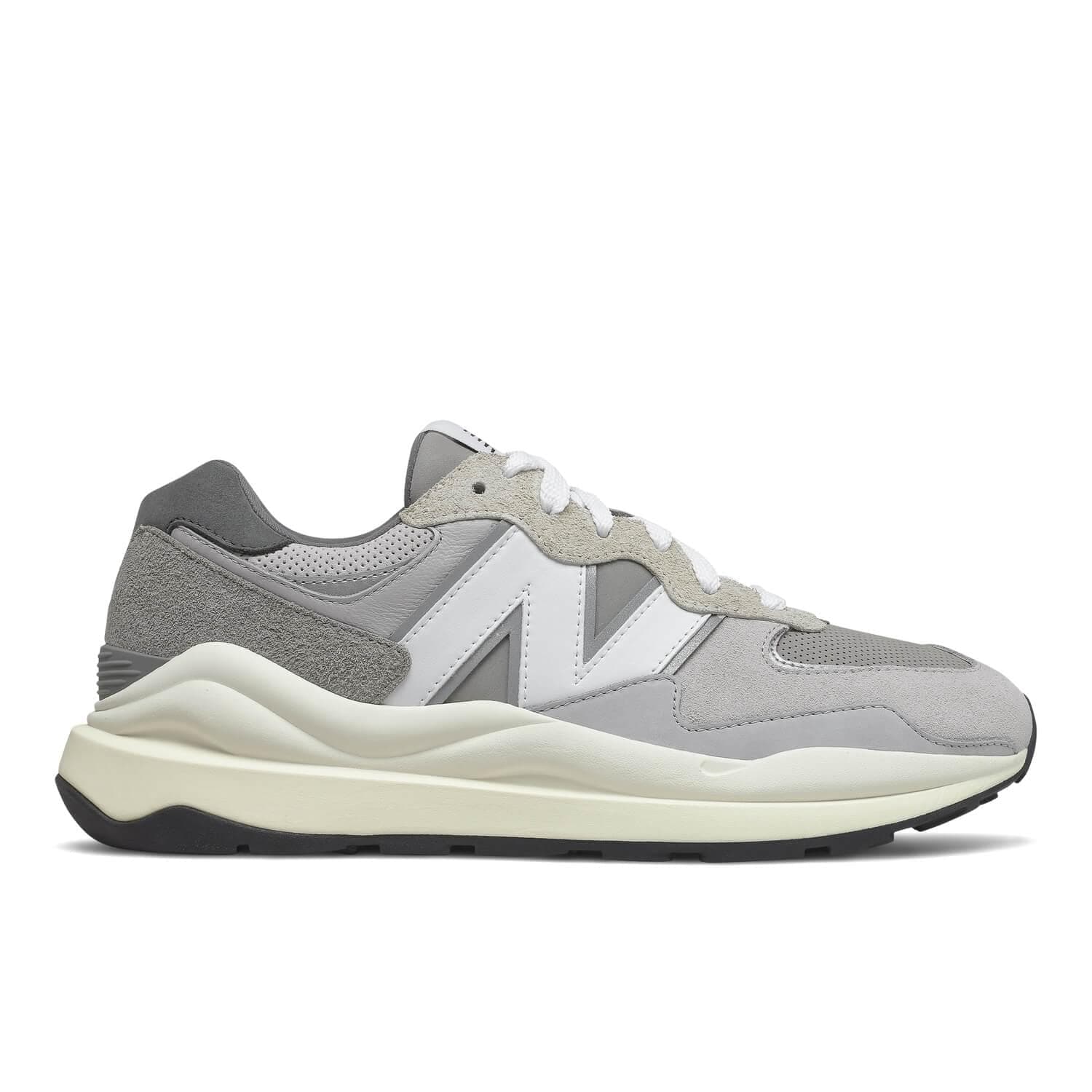 New Balance выпустил новые кроссовки из коллекции Grey Day 2021